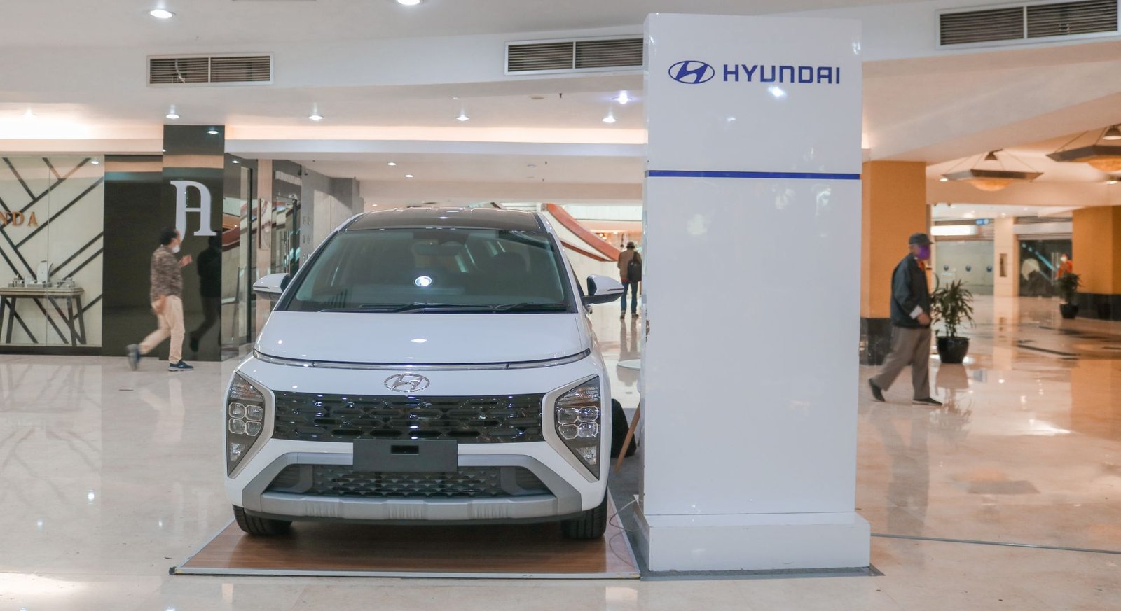 Booth Hyundai Stargazer di Bidakara